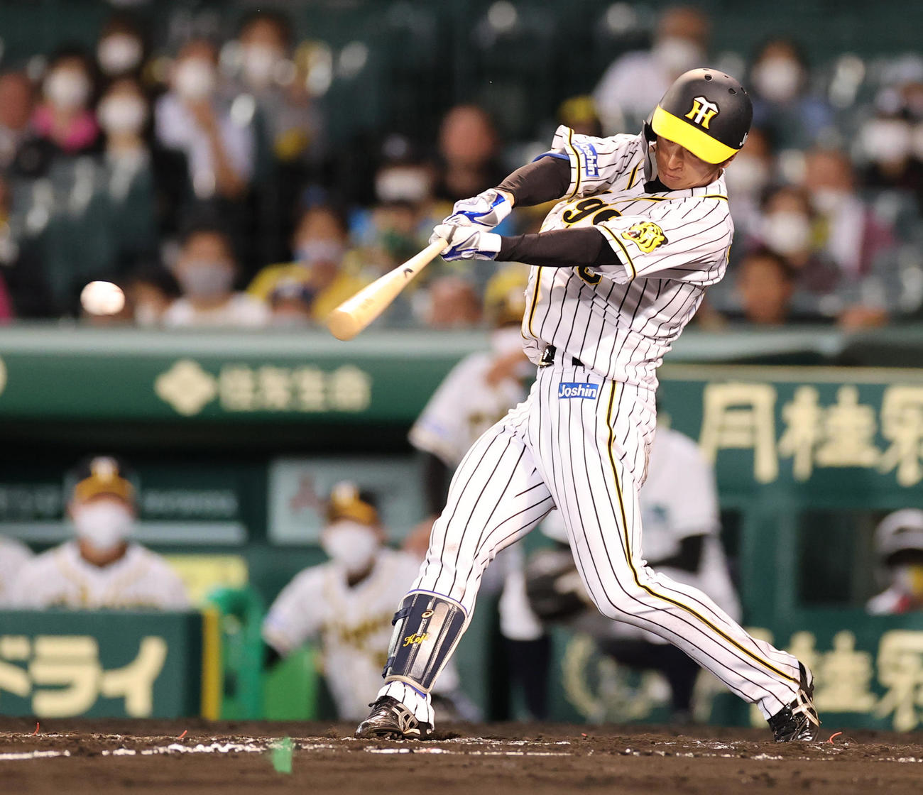 阪神対中日　7回裏阪神2死二塁、中前へ同点適時打を放つ近本（撮影・清水貴仁）