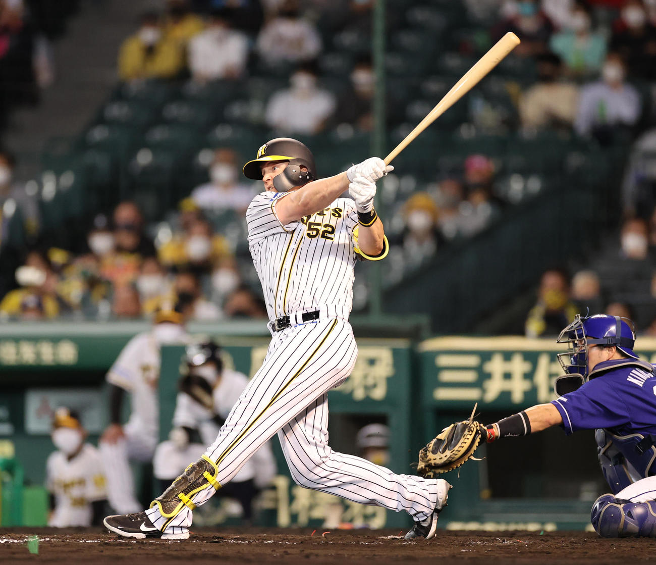 阪神対中日　8回裏阪神2死、サンズは左中間に勝ち越し本塁打を放つ（撮影・清水貴仁）