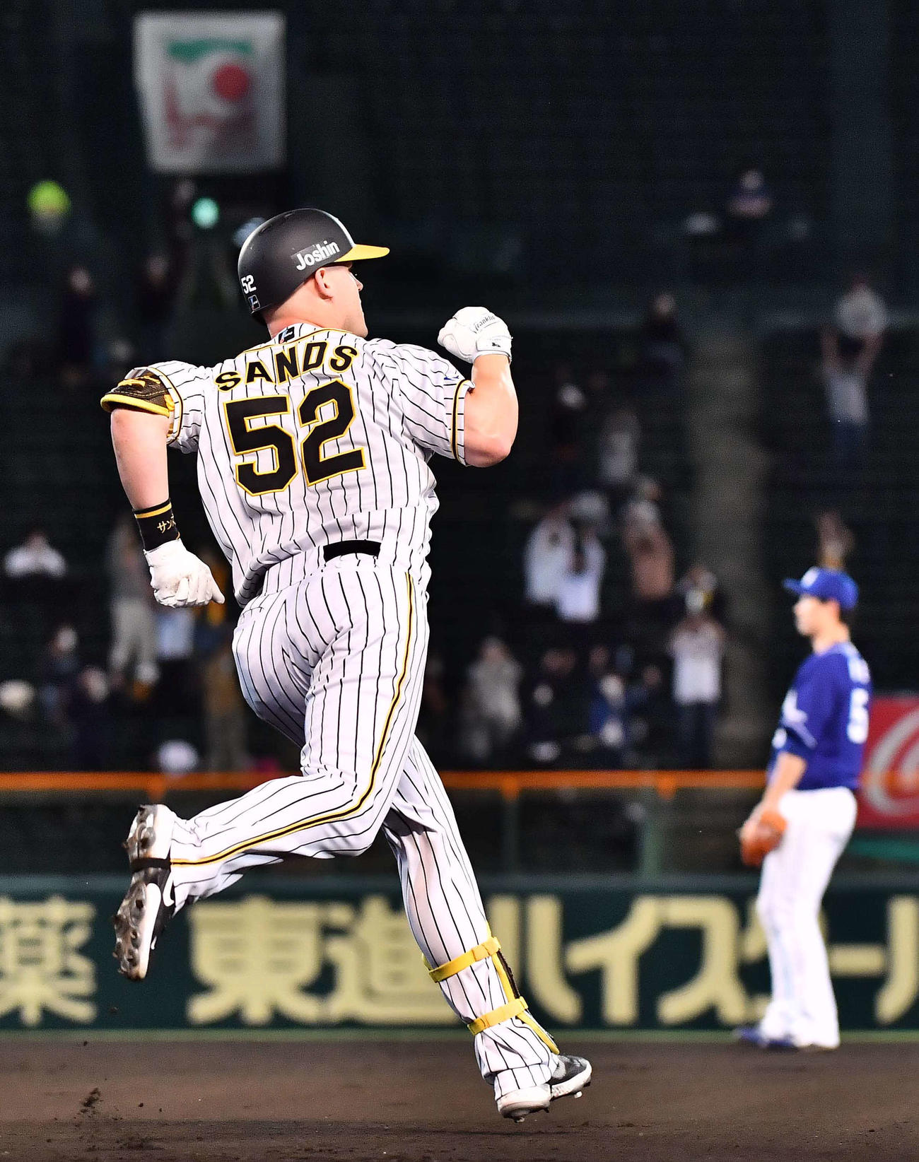阪神対中日　8回裏阪神2死、サンズは左中間に勝ち越し本塁打を放ちガッツポーズ（撮影・上田博志）