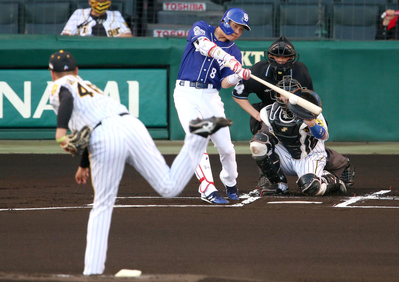 阪神対中日　1回表中日無死、大島は右前打を放つ（撮影・上山淳一）