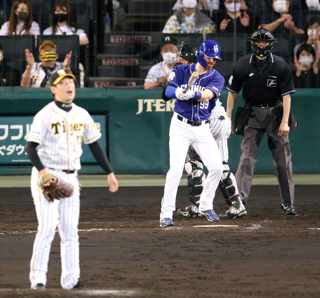 阪神対中日　8回表中日2死三塁、ガーバーは空振り三振に終わる（撮影・上山淳一）