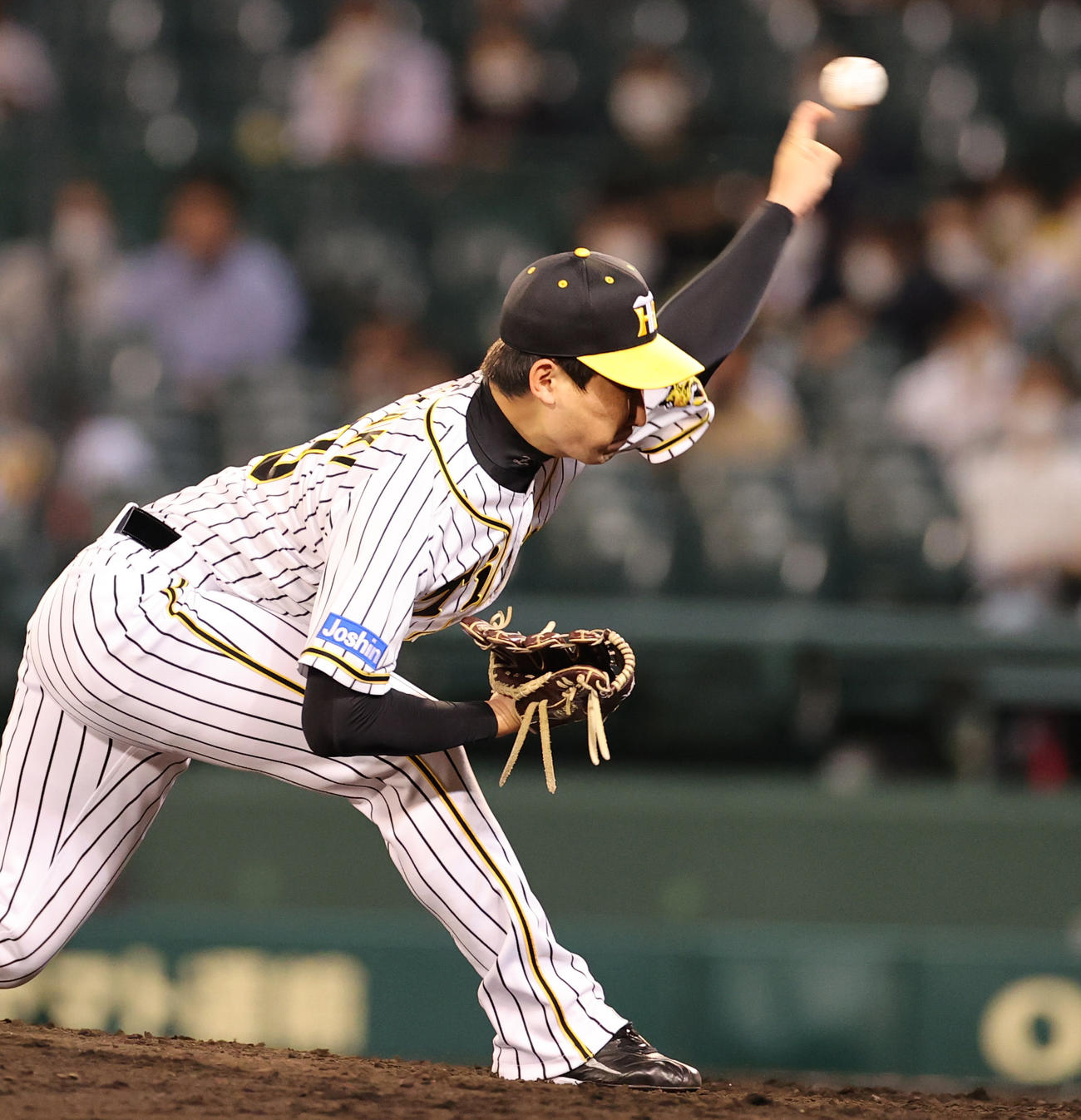 阪神対中日　8回表を無失点に抑えた岩崎（撮影・清水貴仁）