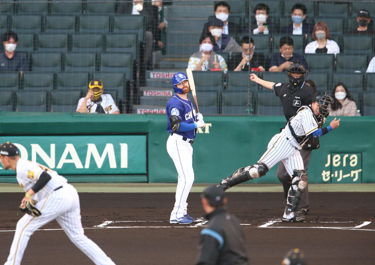 阪神対中日　1回表中日1死一塁、打者ガーバーの時に走った京田をアウトにする捕手梅野（撮影・上山淳一）