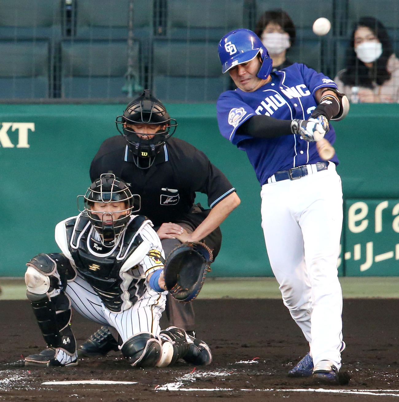 阪神対中日　2回表中日2死、木下拓は先制の左越え本塁打を放つ（撮影・上山淳一）