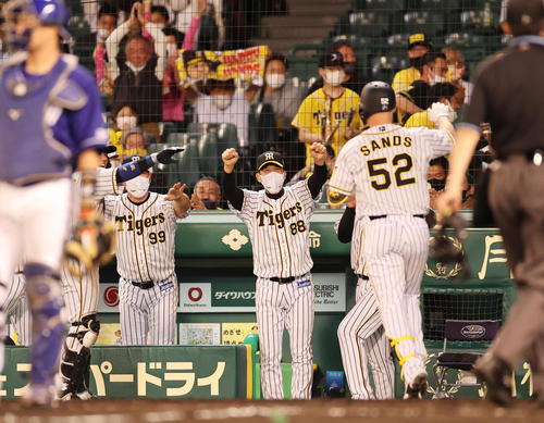 阪神対中日 8回裏阪神2死、左越え決勝本塁打のサンズを出迎える矢野監督(撮影・清水貴仁)