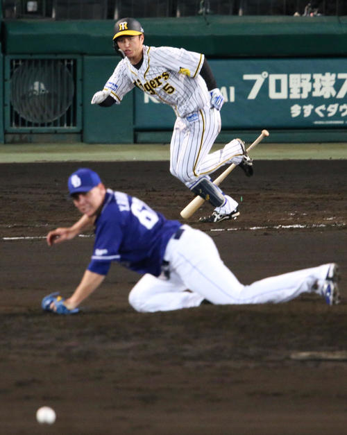 阪神対中日 7回裏阪神2死二塁、近本は中前適時打を放つ(撮影・上山淳一)