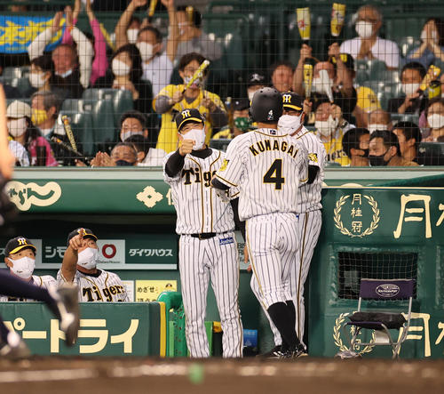 阪神対中日 7回裏阪神2死二塁、近本の同点適時打で生還した熊谷を出迎える矢野監督(撮影・清水貴仁)