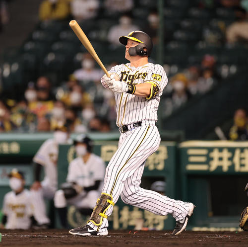 阪神対中日 8回裏阪神2死、左越え決勝本塁打を放つサンズ(撮影・清水貴仁)