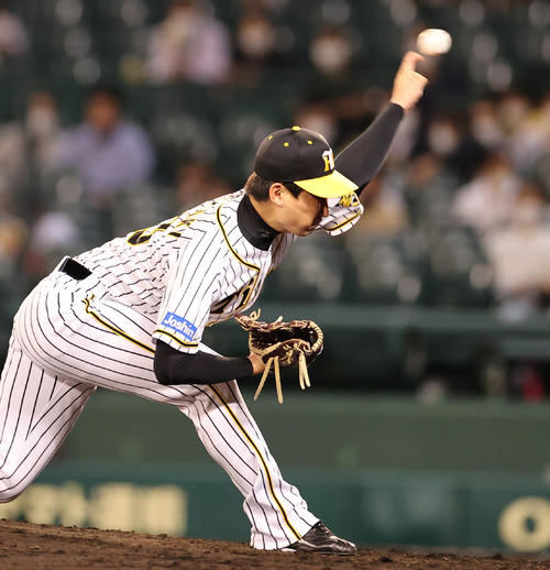阪神対中日 8回表を無失点に抑えた岩崎(撮影・清水貴仁)