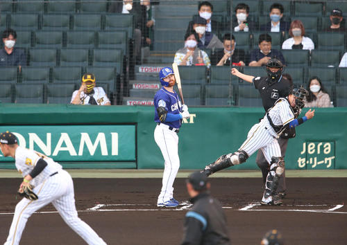 阪神対中日 1回表中日1死一塁、打者ガーバーの時に走った京田をアウトにする捕手梅野(撮影・上山淳一)