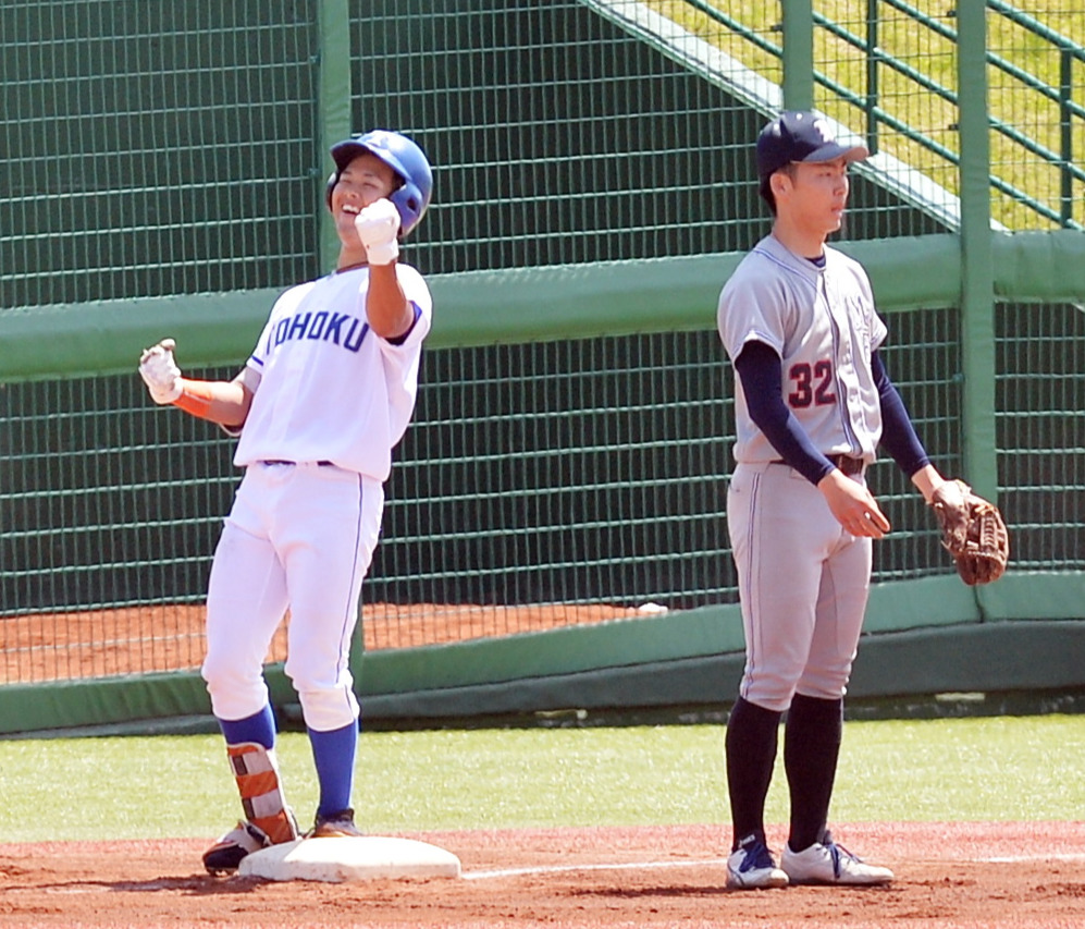 6回、2点適時三塁打を放ちガッツポーズする東北大・太田（左）