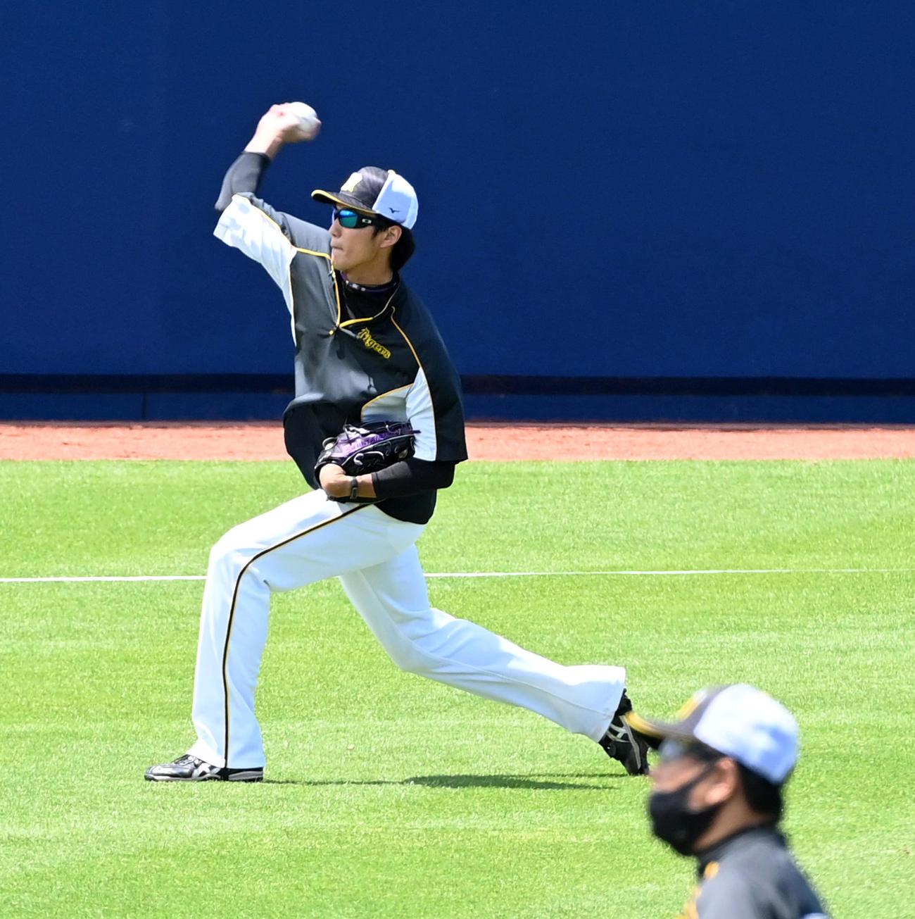 ウエスタン・リーグオリックス対阪神　試合前の練習でキャッチボールを行う藤浪（撮影・前岡正明）