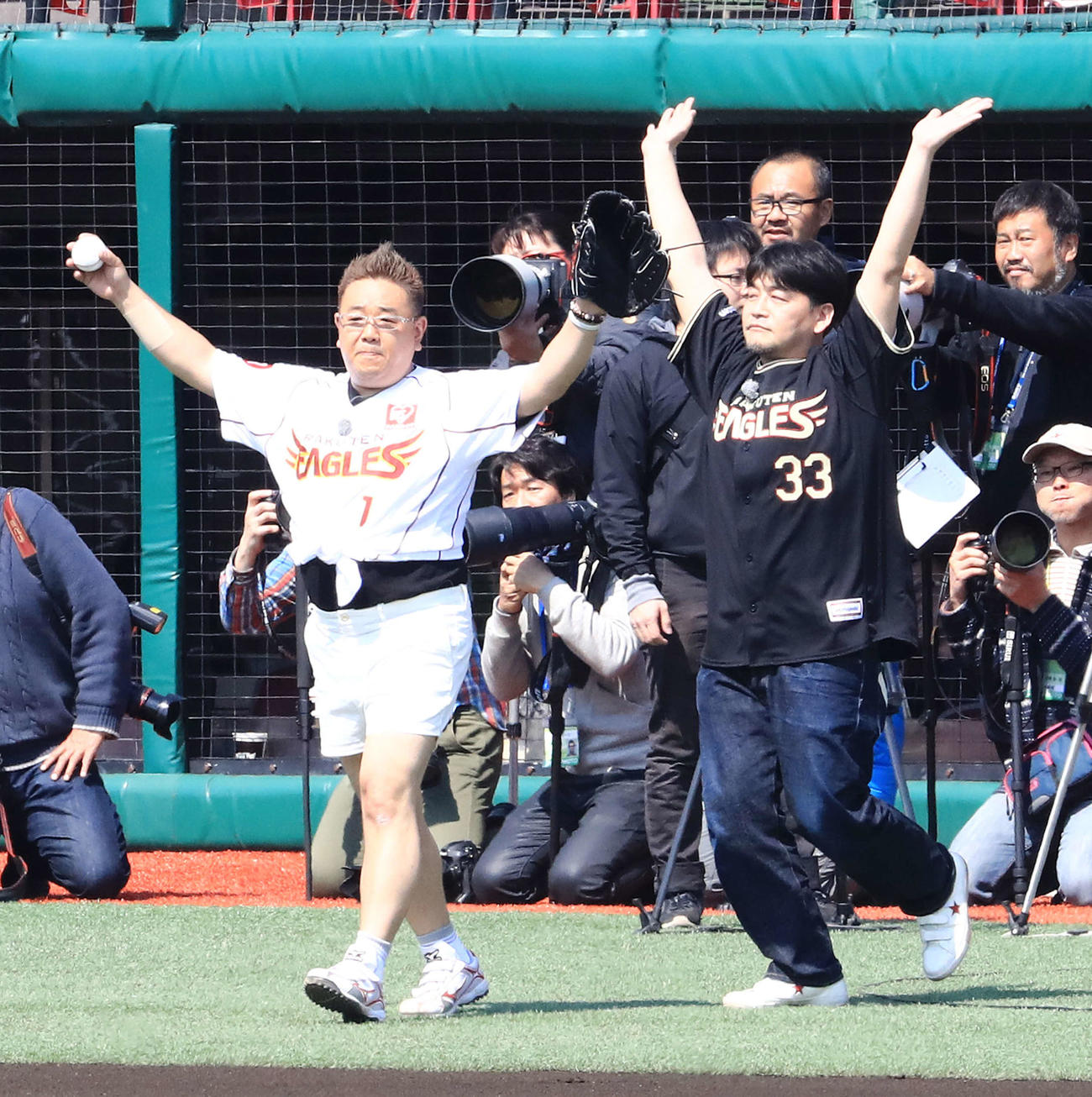始球式でマウンドに向かうサンドウィッチマンの伊達みきお（左）と富沢たけし（2017年4月5日撮影）