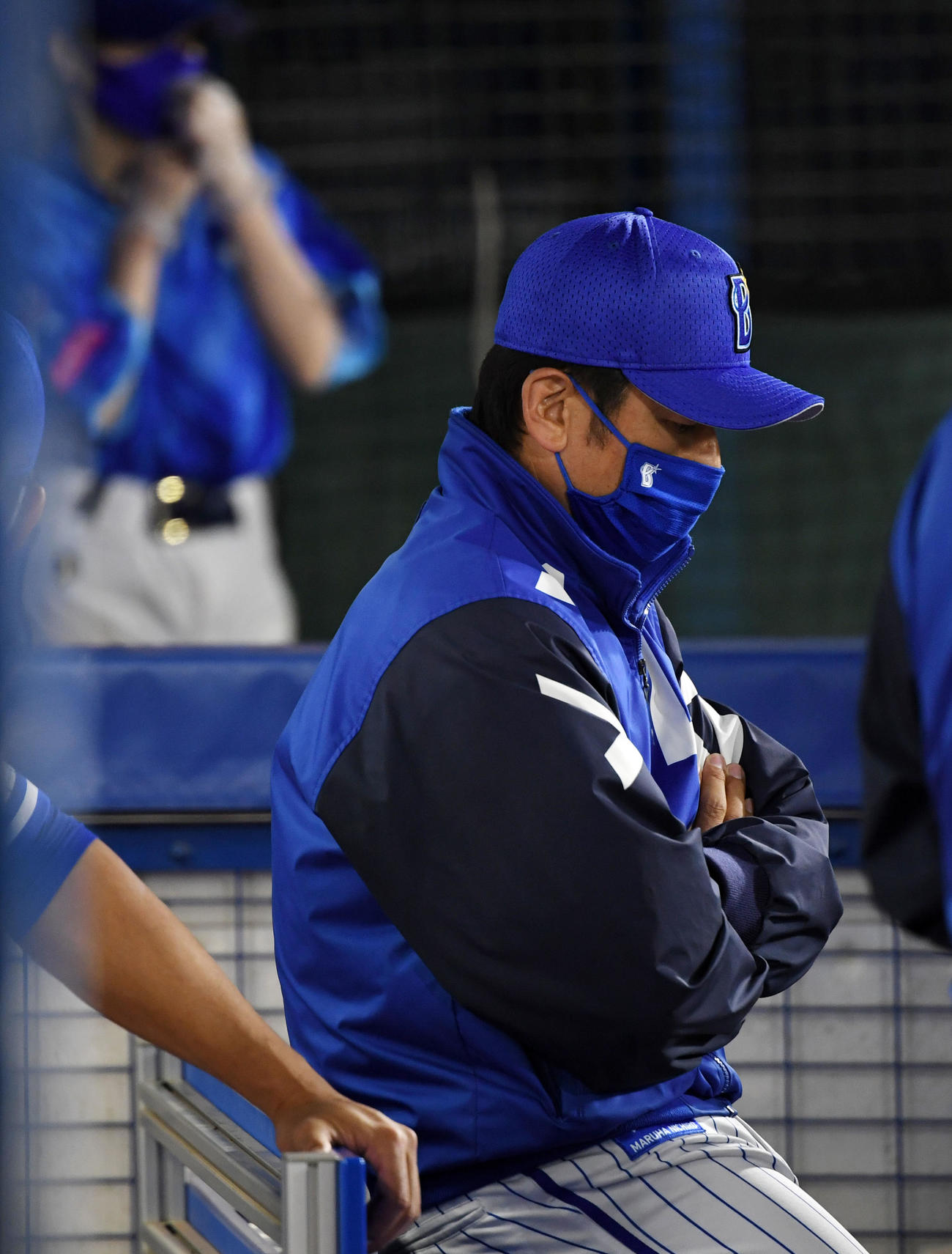 12日　DeNA対巨人　ベンチで下を向くDeNA三浦監督