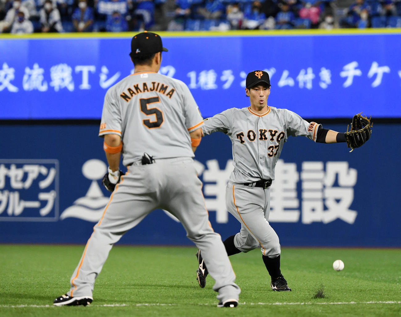 12日　DeNA対巨人　9回裏DeNA2死、桑原の打球をお見合いする若林（右）と中島