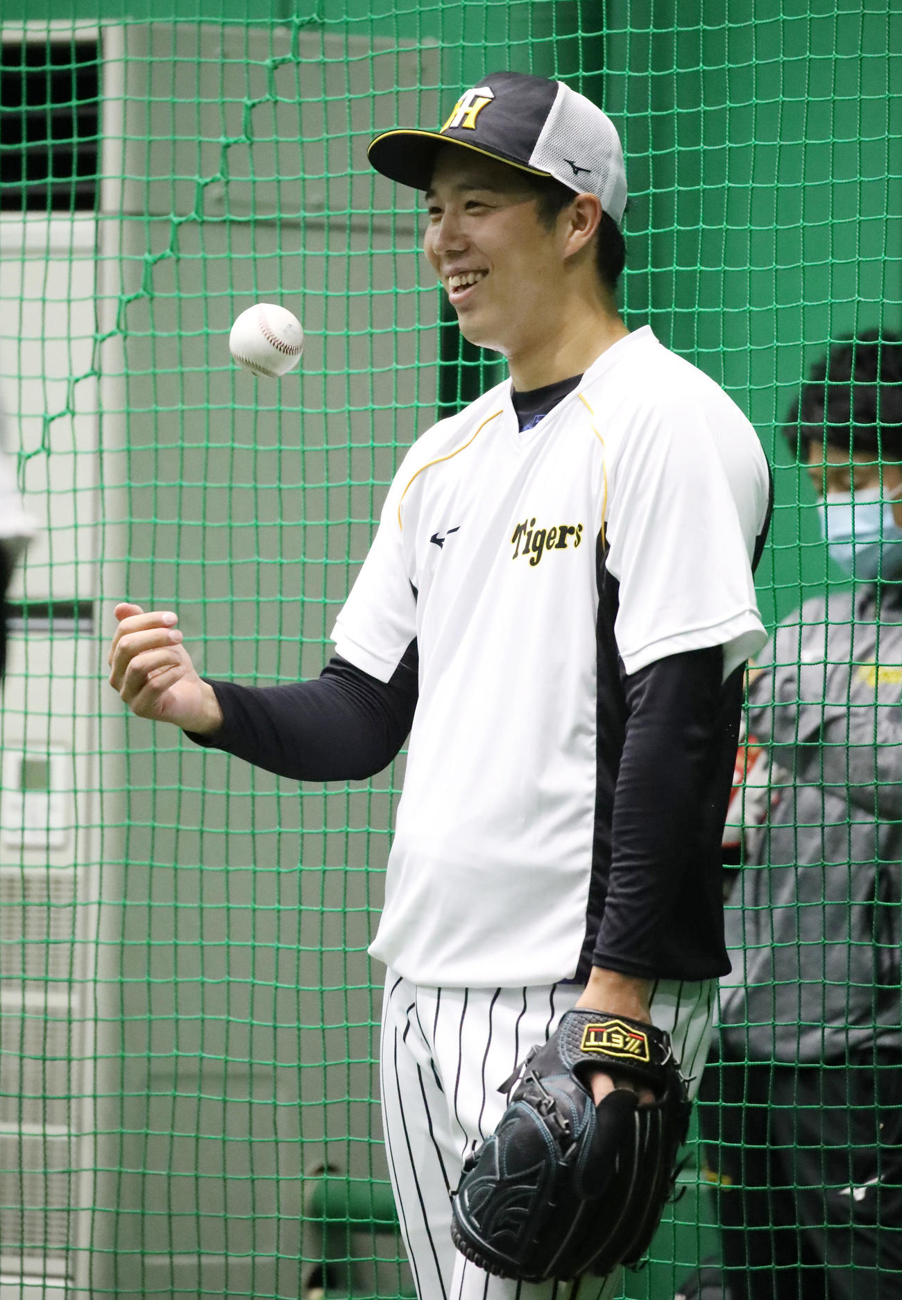 雨で試合中止となった12日の練習で笑顔を見せる阪神青柳晃洋（2021年5月12日）