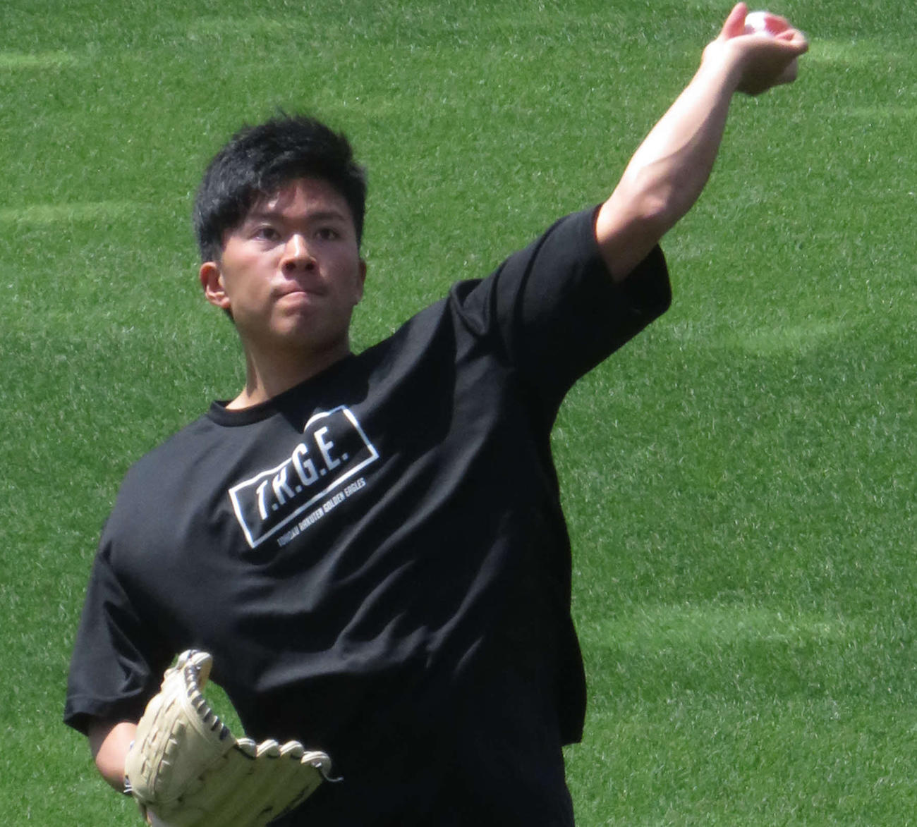 投手練習に参加し、キャッチボールを行う楽天早川（撮影・桑原幹久）