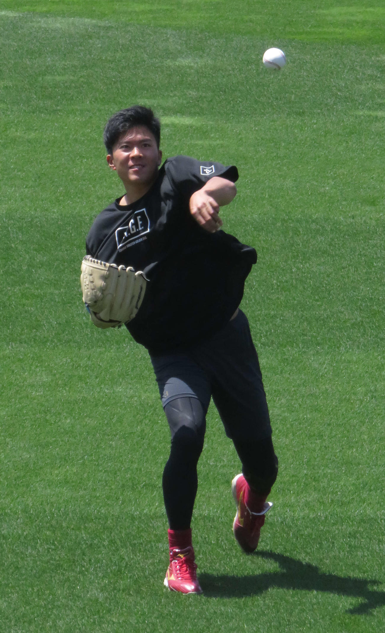 投手練習に参加し、キャッチボールを行う楽天早川（撮影・桑原幹久）