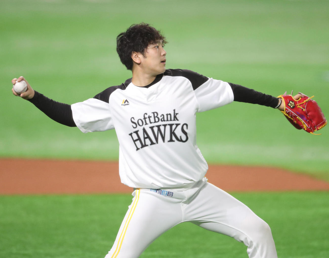 キャッチボールで調整する石川柊太（撮影・梅根麻紀）