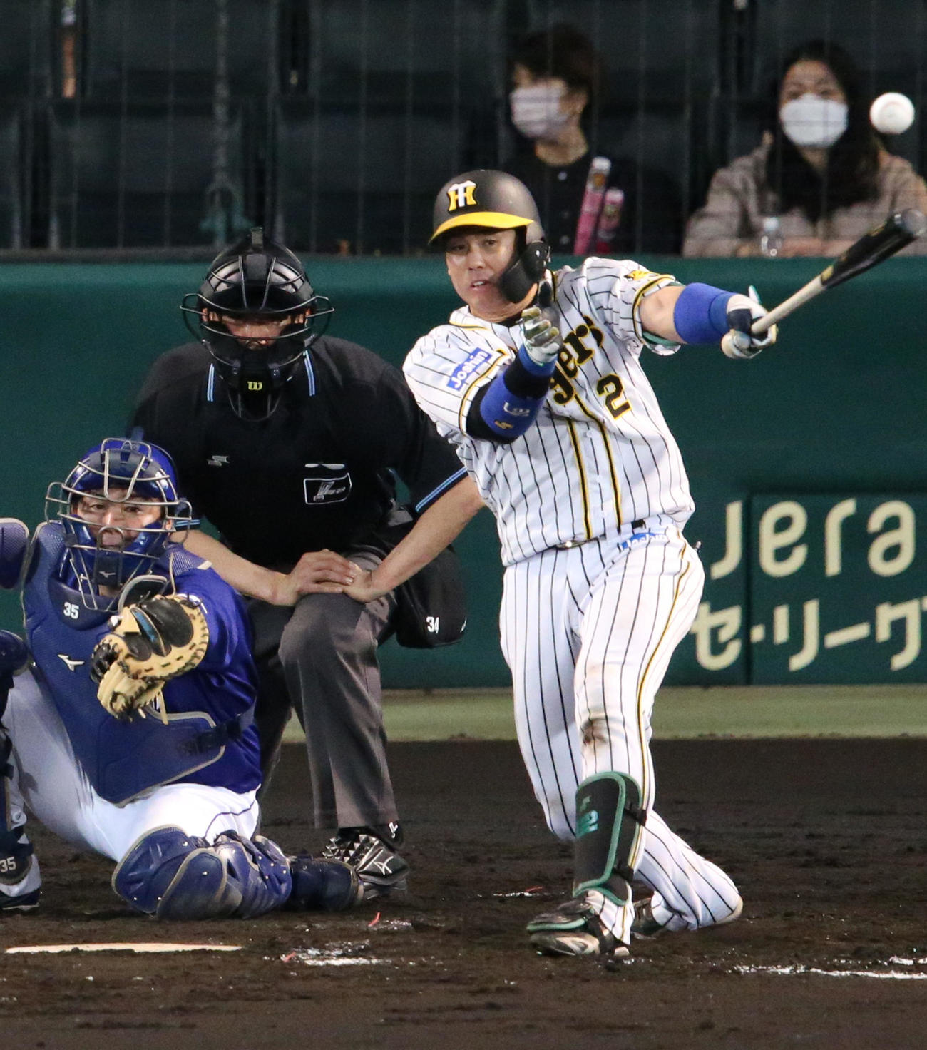 阪神対中日　5回裏阪神無死、梅野は左前打を放つ（撮影・上山淳一）