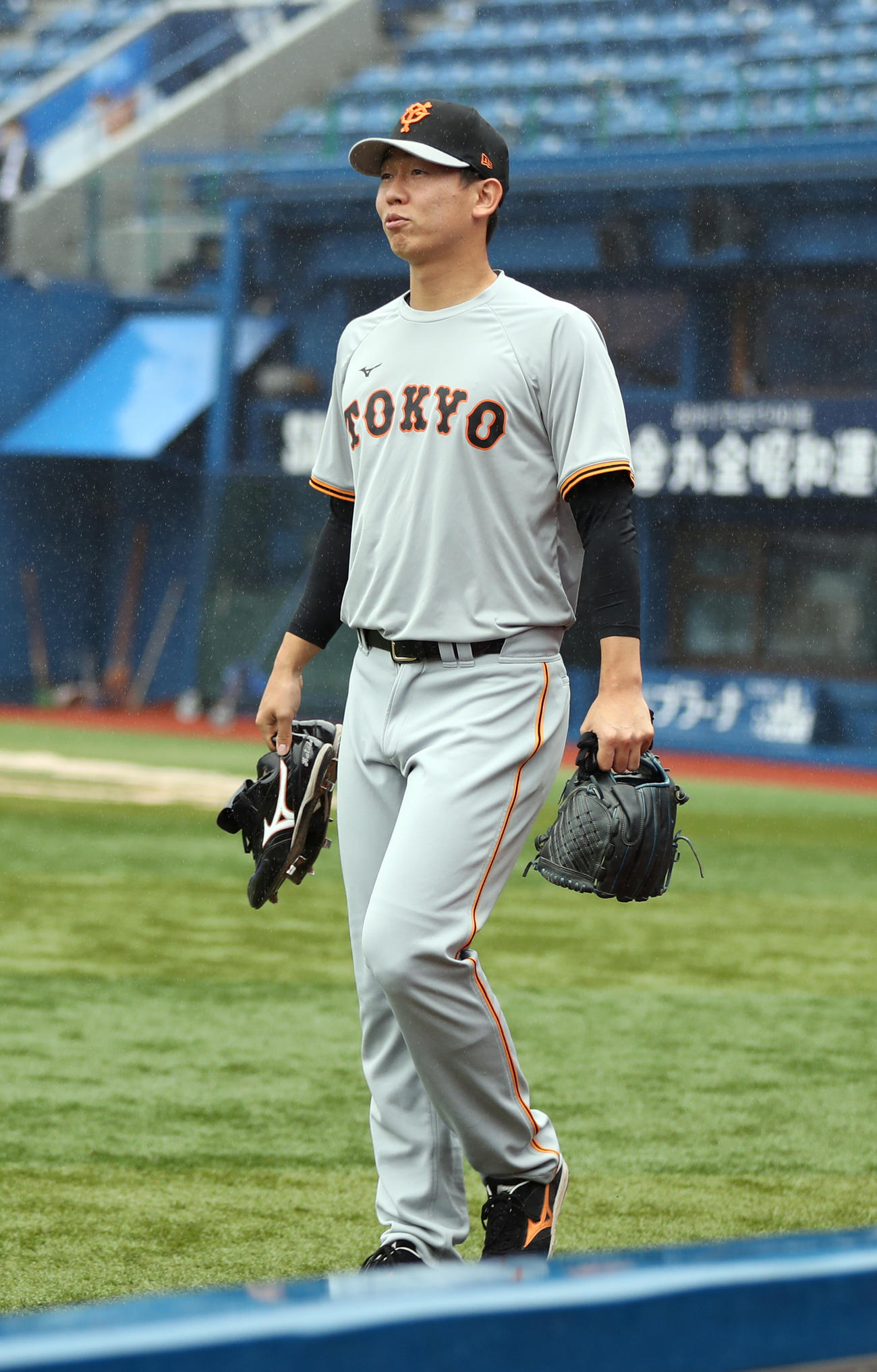 DeNA対巨人　雨の横浜スタジアムでウオーミングアップに向かう畠（撮影・狩俣裕三）
