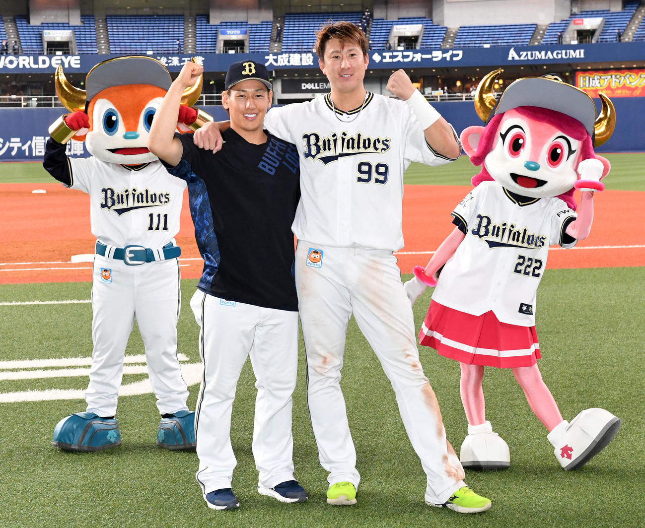 吉田正尚（左）と杉本裕太郎（2021年4月20日撮影）