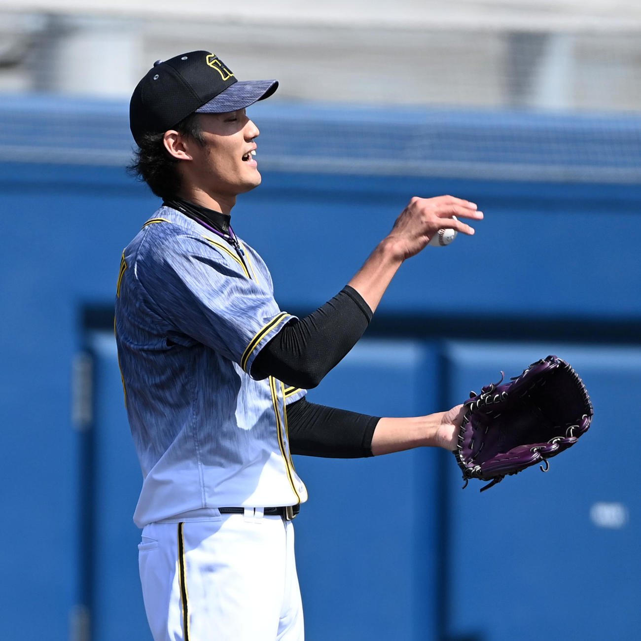 ウエスタン・リーグオリックス対阪神　5回裏オリックス無死満塁、来田の打球を本塁へ悪送球、2点を追加され悔しがる藤浪（撮影・前岡正明）