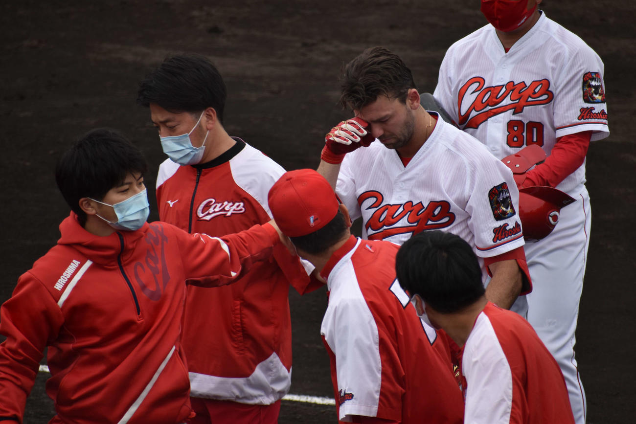 6回裏無死一、二塁、バントを試みたスコットは、自打球を右目付近に当てベンチに下がる（撮影・古財稜明）