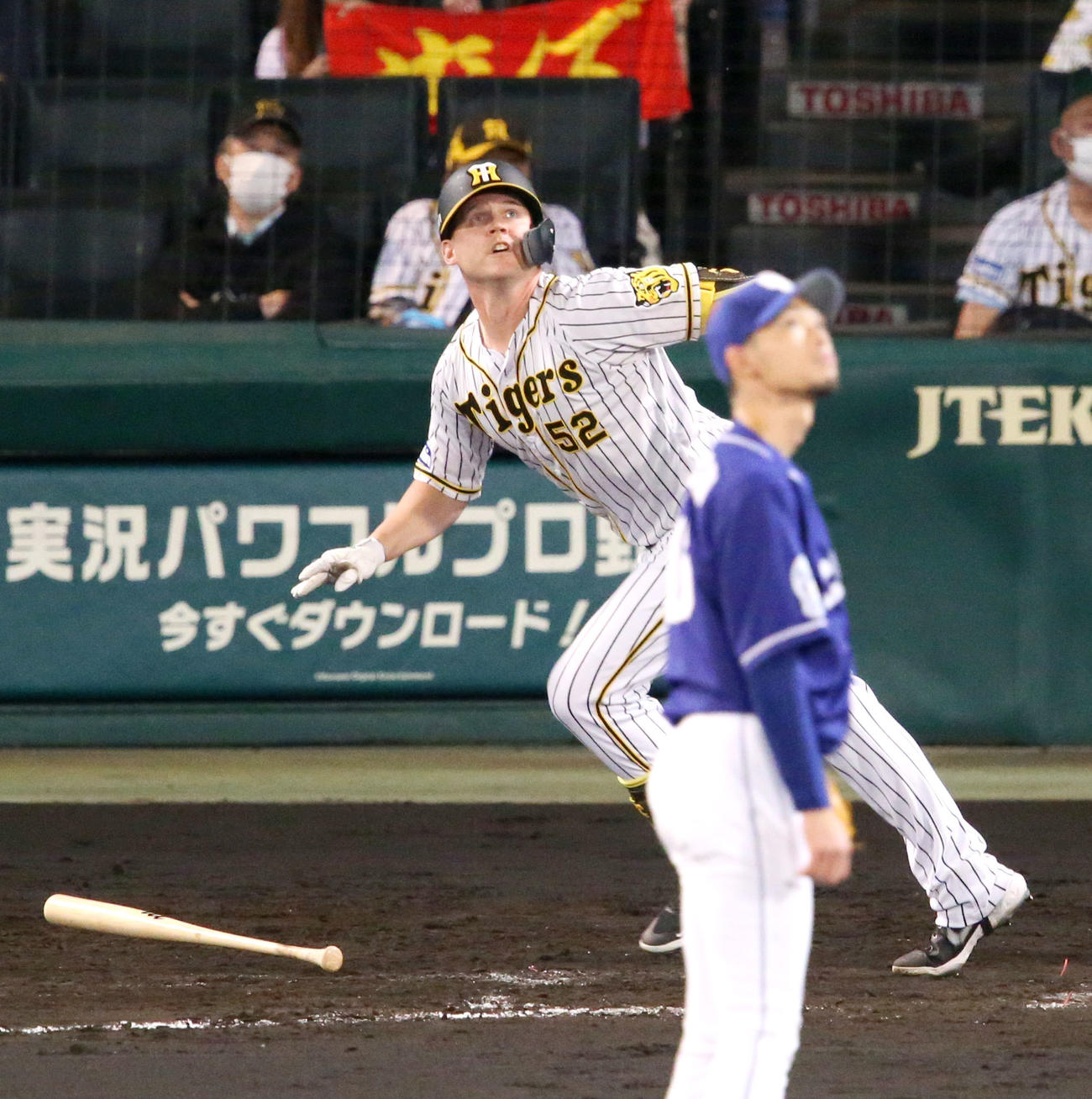 阪神対中日　8回裏阪神2死、サンズは左中間越え本塁打を放つ（撮影・上山淳一）