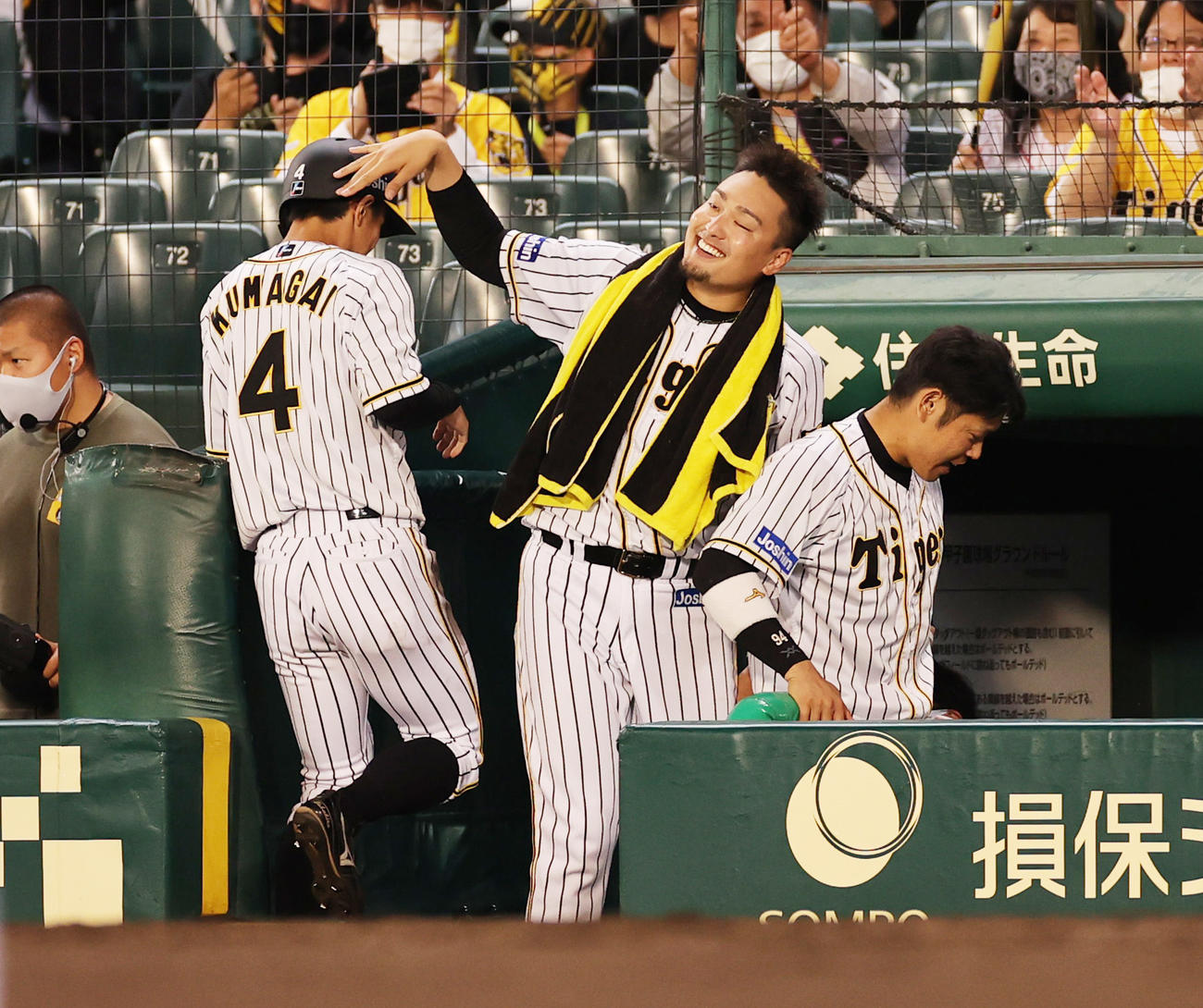 阪神対中日　7回裏阪神2死二塁、近本の同点適時打で生還した熊谷（左）を出迎える秋山（撮影・清水貴仁）