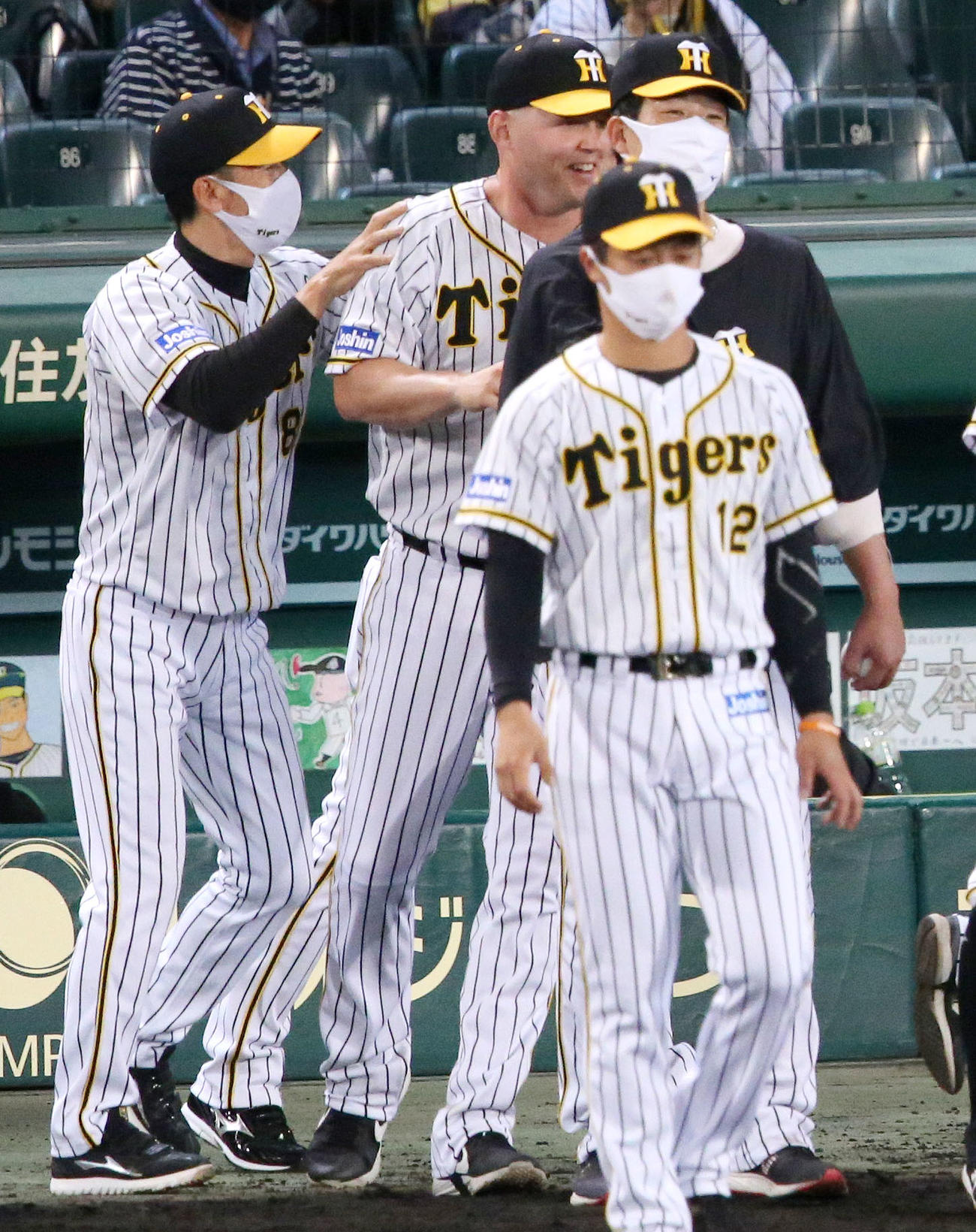 阪神対中日　矢野監督（左）は勝ち越し本塁打を放ったサンズの肩に手をやる（撮影・上山淳一）