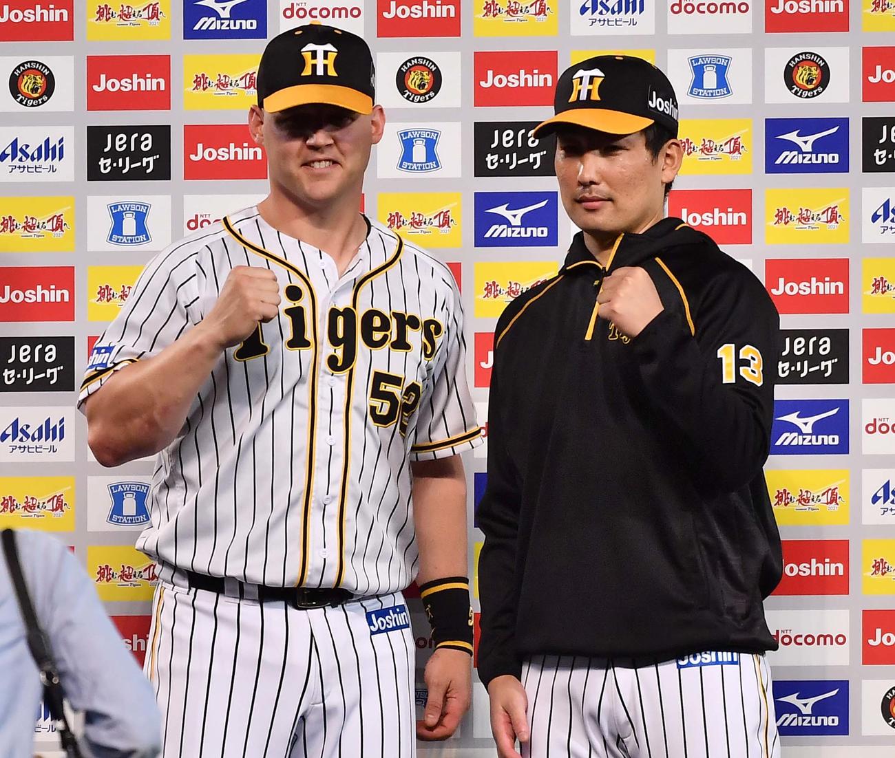 阪神対中日　お立ち台でガッツポーズするジェリー・サンズ（左）と岩崎優（撮影・上田博志）