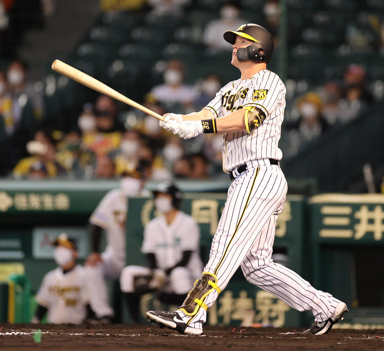 阪神対中日　8回裏阪神2死、左越え決勝本塁打を放つサンズ（撮影・清水貴仁）