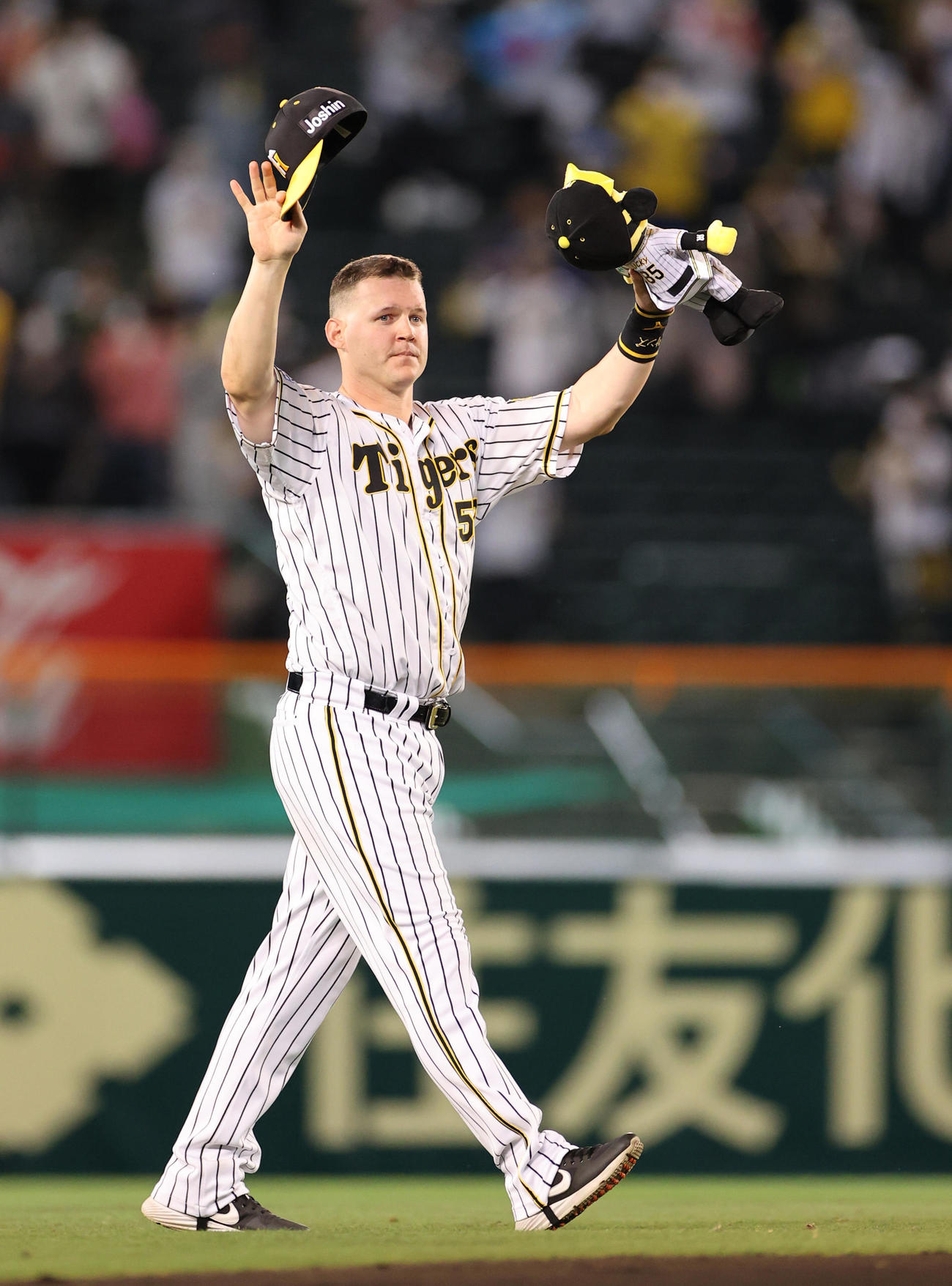 阪神対中日　ファンに手を振るサンズ（撮影・清水貴仁）