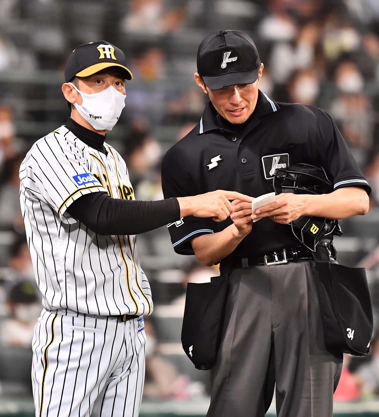 阪神対中日　選手交代を告げる矢野監督（撮影・上田博志）