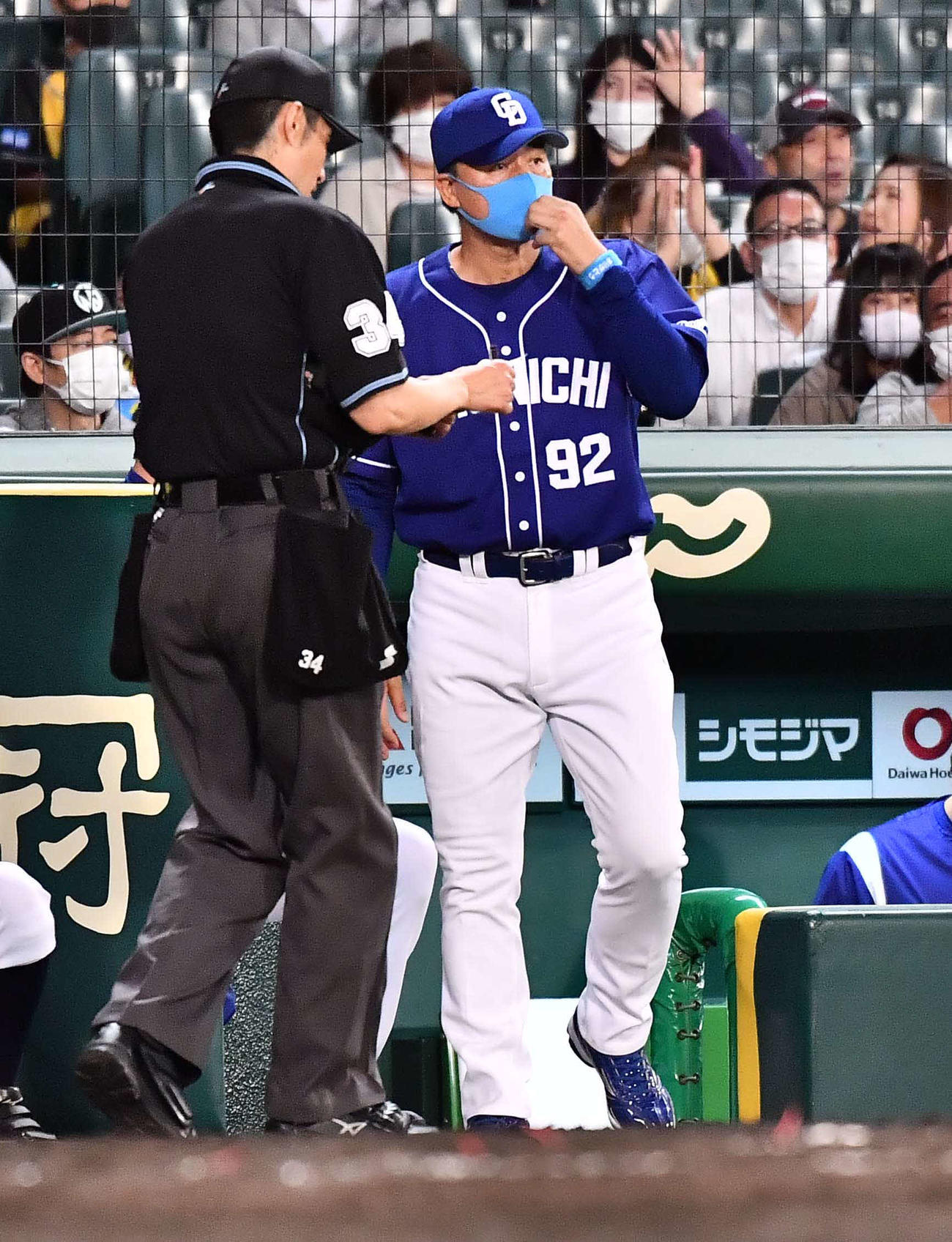 阪神対中日　7回、ジャリエル・ロドリゲスに交代を出す与田監督（撮影・上田博志）