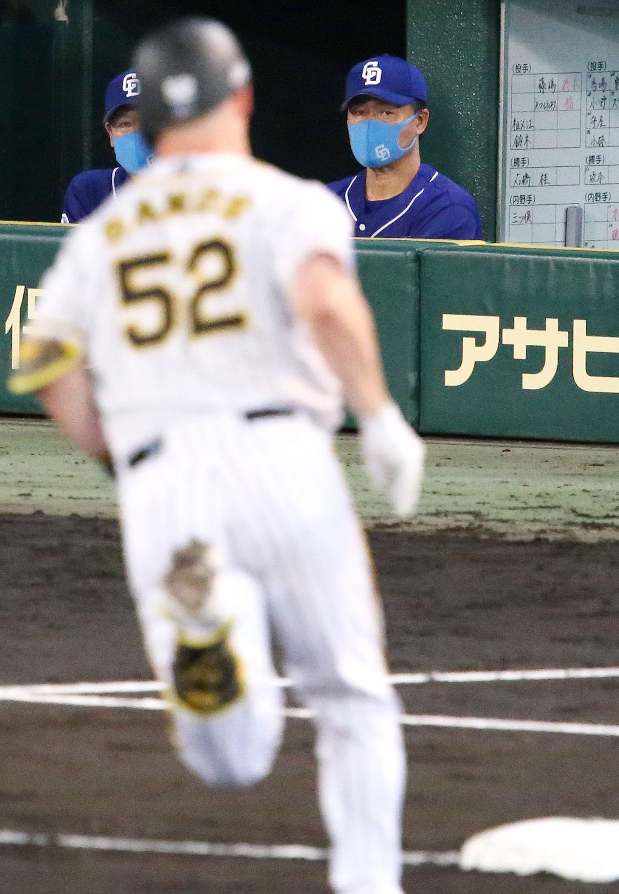 阪神対中日　8回裏阪神2死、与田監督（右）は左越え本塁打を放ったサンズ（手前）を悔しげに見つめる（撮影・上山淳一）