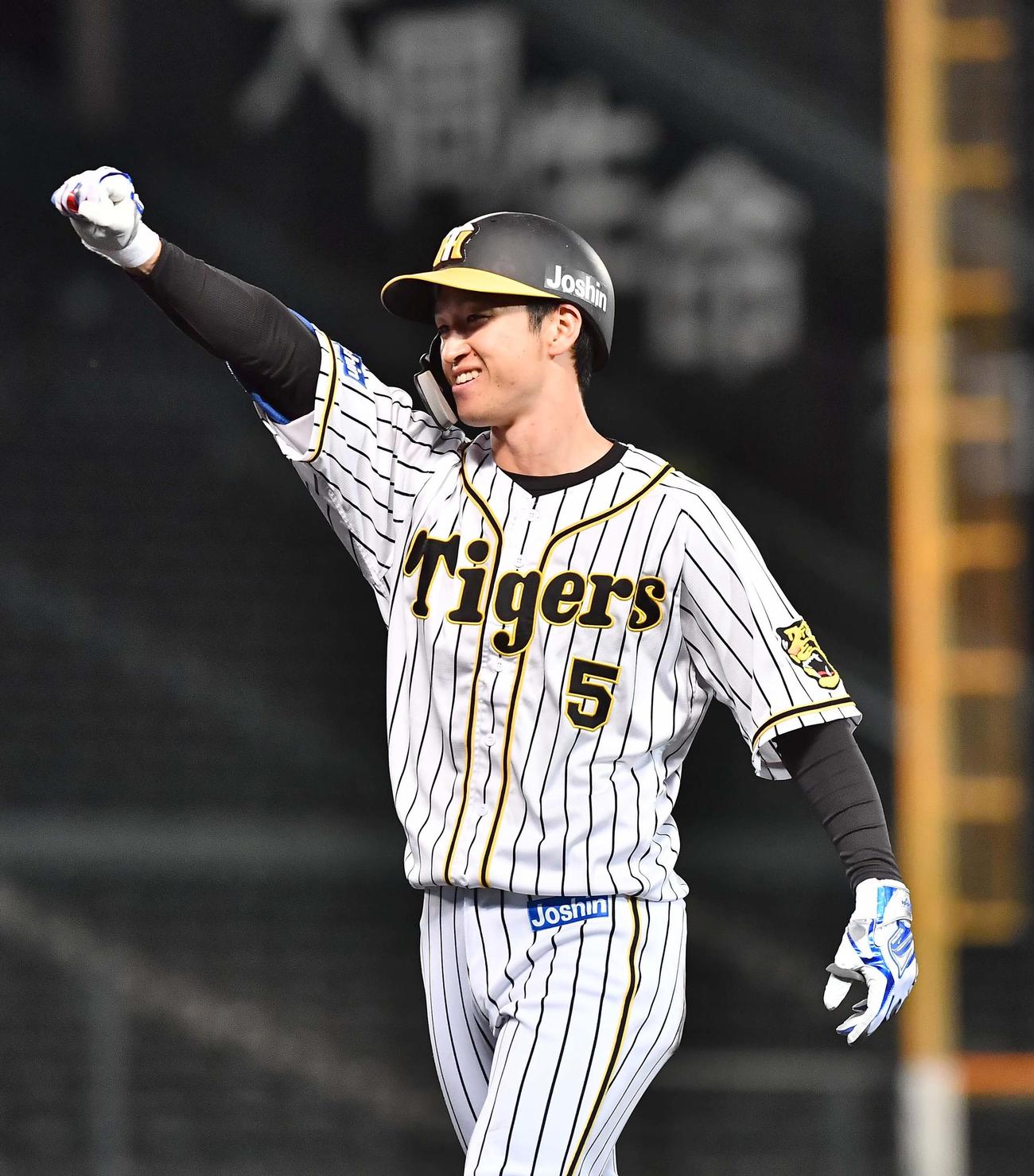 阪神対中日　7回裏阪神2死二塁、近本は中前同点適時打を放ち力強くガッツポーズ（撮影・上田博志）
