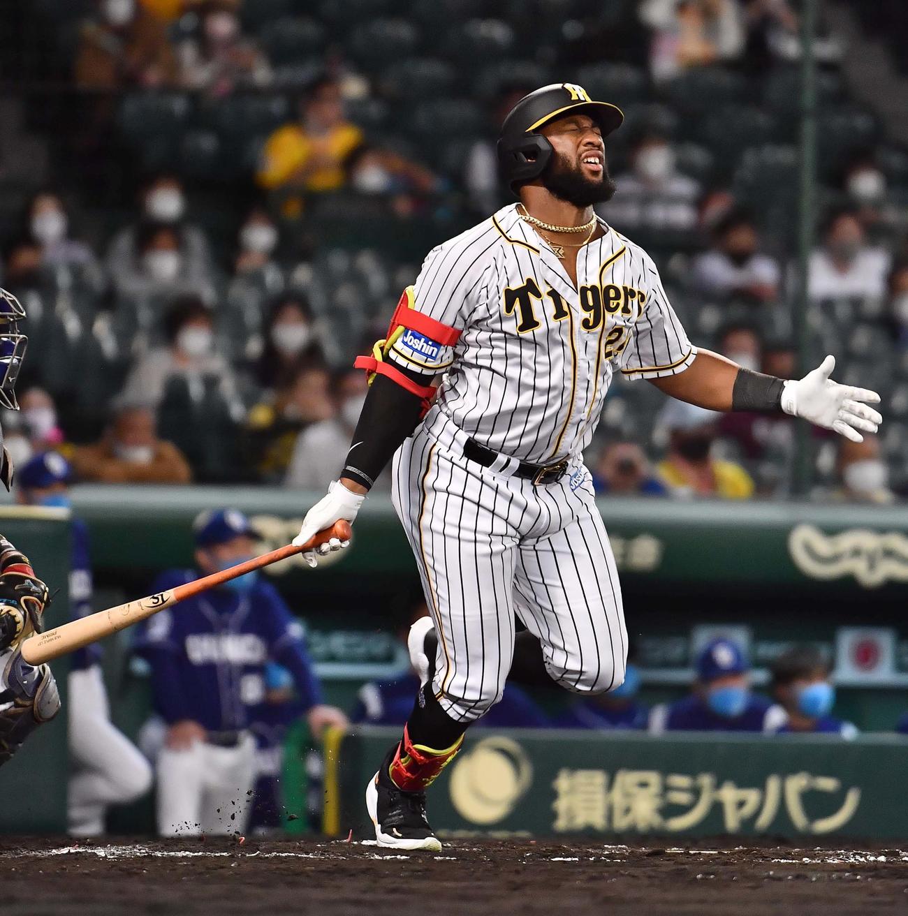 阪神対中日　6回裏阪神2死一塁、二ゴロに倒れ表情をゆがめるロハス・ジュニア（撮影・上田博志）