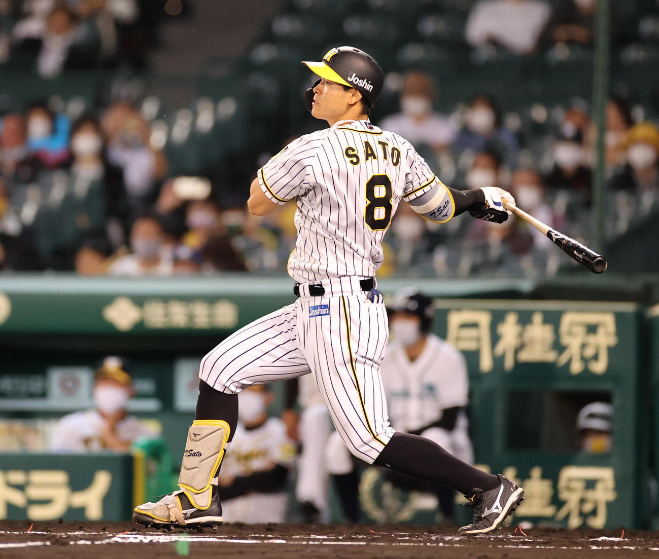 阪神対中日　6回裏阪神1死、中前打を放つ佐藤輝（撮影・清水貴仁）