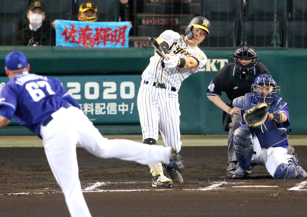 阪神対中日　6回裏阪神1死、佐藤輝は中前打を放つ（撮影・上山淳一）