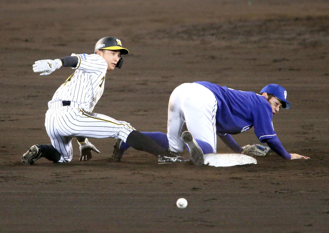 阪神対中日　7回裏阪神2死一塁、代走熊谷（左）は二盗を決める。右は遊撃手京田（撮影・上山淳一）
