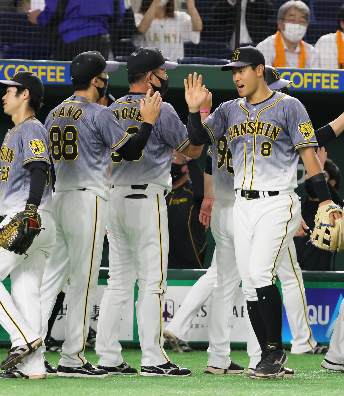 巨人対阪神　勝利しタッチを交わす阪神の矢野監督（左）と佐藤輝（撮影・足立雅史）