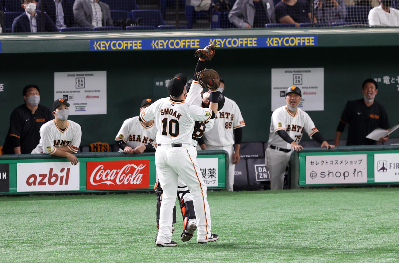 巨人対阪神　8回表阪神2死一、二塁、ロハス・ジュニアの捕邪飛で交錯しそうになるスモーク（手前）と岸田（撮影・狩俣裕三）