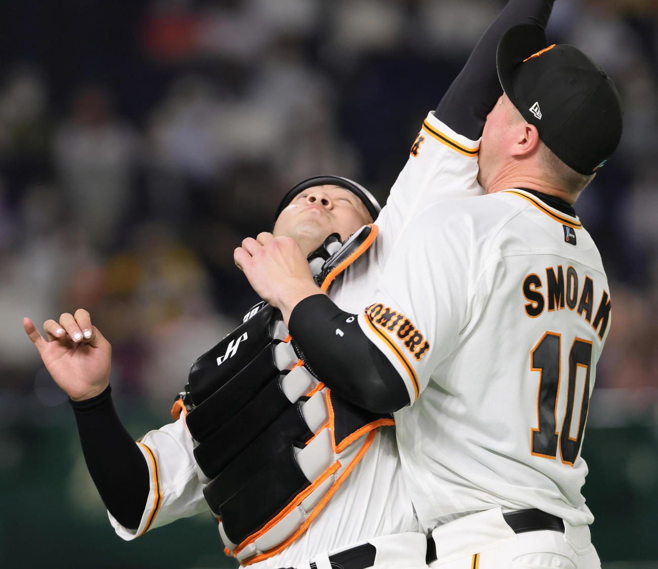 巨人対阪神　8回表阪神2死一、二塁、ロハス・ジュニアの邪飛を一塁手スモーク（右）とぶつかりながら捕球する捕手岸田（撮影・足立雅史）
