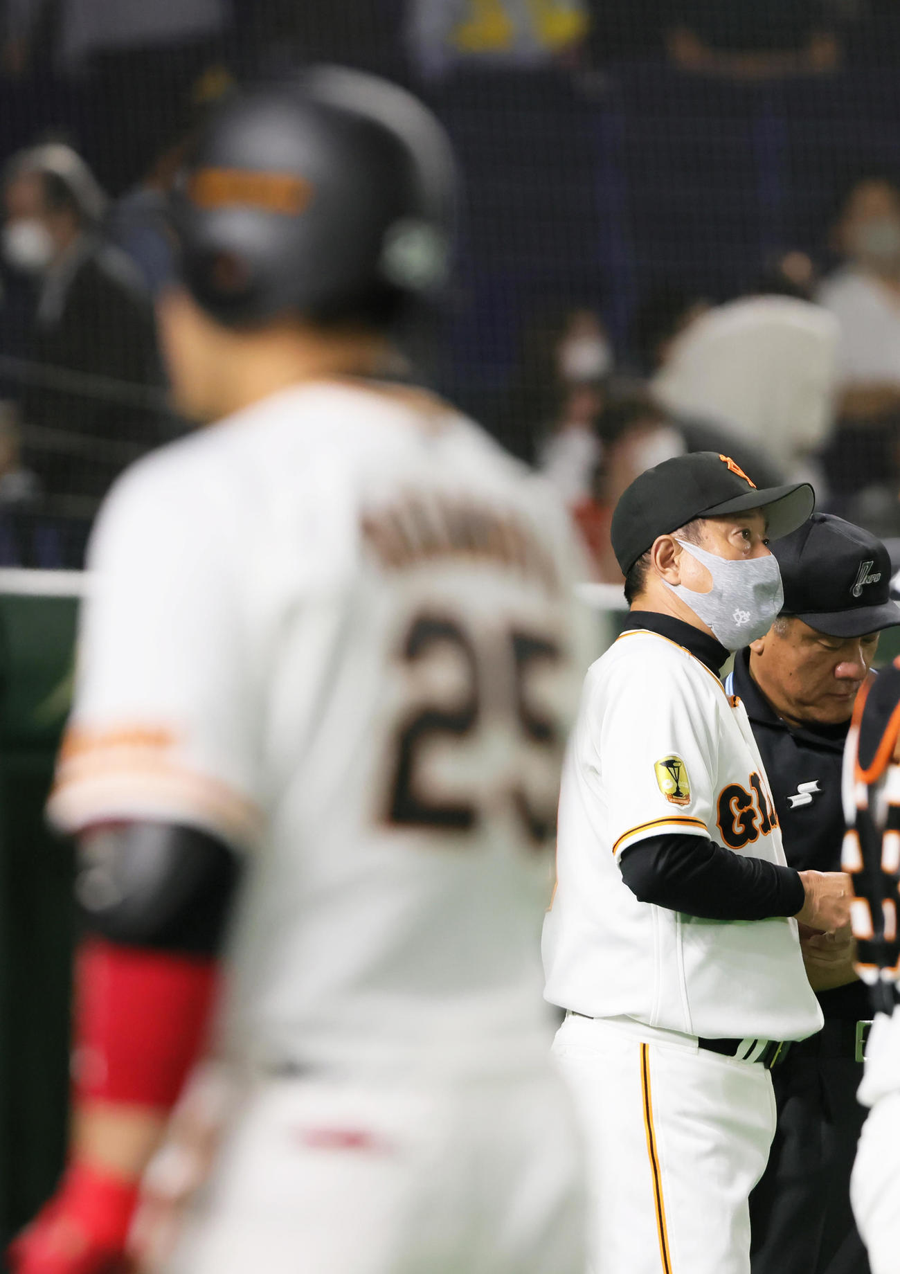 巨人対阪神　8回裏巨人2死一塁、三ゴロに倒れた岡本和（左）。右は原監督（撮影・足立雅史）