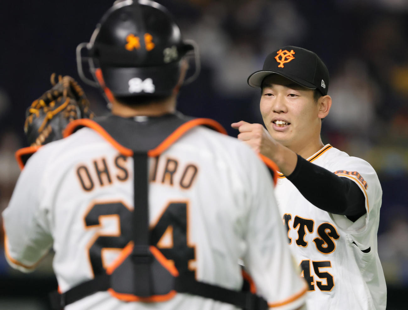 巨人対阪神　初回を3者凡退で終え笑顔を見せる巨人先発の畠（撮影・足立雅史）