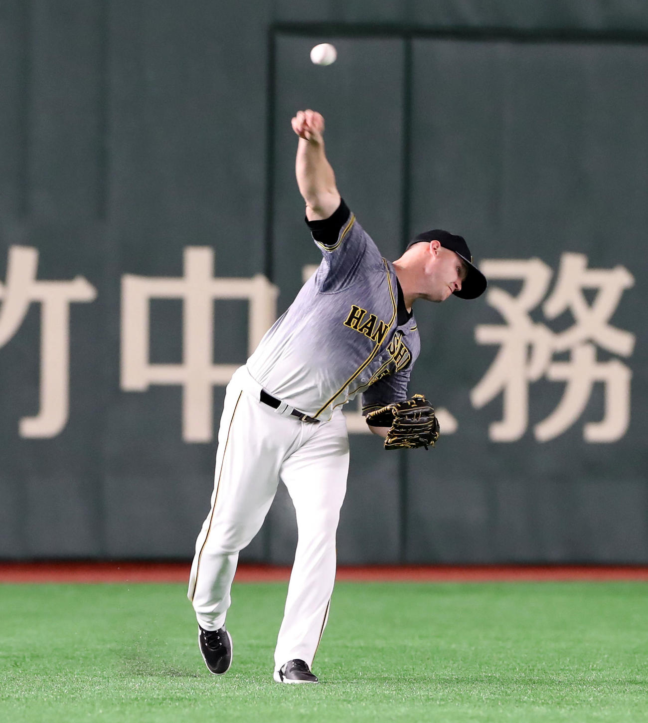巨人対阪神　3回裏巨人1死満塁、サンズは岡本の飛球を本塁へ返球する（撮影・加藤哉）