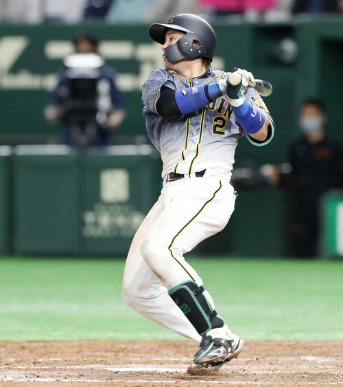 巨人対阪神　4回表阪神2死一、三塁、梅野は中前適時打を放つ（撮影・加藤哉）
