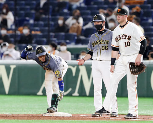 2021年5月14日　巨人対阪神　4回表阪神2死一、三塁、梅野隆太郎は中前適時打を放ちガッツポーズを見せる。右端は一塁手のスモーク（撮影・加藤哉）